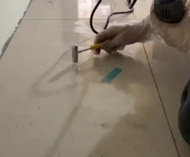 莲湖瓷砖开裂维修公司专业分享瓷砖在铺贴前如果没有沥干水分，将会导致以下问题